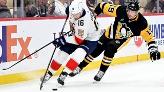 Pittsburgh Penguins right wing Reilly Smith chases Florida Panthers center Aleksander Barkov
